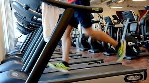 Über ihre entscheidung unterrichtete die kanzlerin die regierungschefs demnach in den ersten sätzen der schalte. Fitnessstudio Bummeln Essen Was Bedeuten Die Neuen Regeln Fur Den Alltag Zdfheute