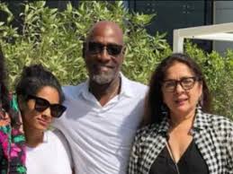 The movie is directed by mahesh bhatt and marks the acting debut of his daughter, pooja bhatt. Bfastily1 Klhm