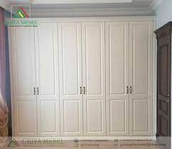 Almari baju belanda seakan mewakili representasi keindahan dari furnitur sejenis dengan fungsi tak hanya itu, sebagian besar almari dari belanda ini berkarakter desain yang begitu menonjolkan segi. Lemari 6 Pintu Tinggi Minimalis Putih Griya Mebel