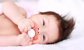 Wenn einem baby erster zahn durchbricht, macht dies nicht nur dem baby sehr zu schaffen, sondern auch seine eltern leiden darunter. Schnuller Und Die Ersten Zahnchen Fratz Co