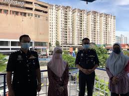 Polis menumpaskan kegiatan perjudian bookie lumba kuda yang beroperasi di restoran di taman cahaya, ampang jaya dekat sini kesemua yang ditahan serta barang rampasan dibawa ke balai polis ampang jaya dan kes disiasat mengikut seksyen 6 (1) akta rumah judi. Onxd5corurr1fm