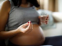Grávida pode tomar ibuprofeno? Veja riscos ao bebê e o que tomar