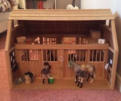 A quick and easy recycled autumn craft for little hands. How To Decorate A Breyer Horse Barn 8 Steps Instructables