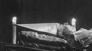 Un mal embalsamador, hedor y explosión: el indigno entierro del Papa Pío XII  | Perfil