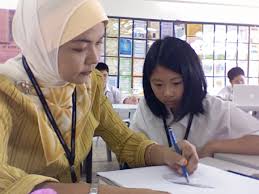 Ada gambar guru sedang mengajar murid nya berasarkan gambar tersebut, merupakan salah satu bentuk interaksi. Kerja Kelas 1 Cempaka Truecolor
