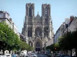 The wine is stored in large cellars tunneled in the chalk that underlies the district. Reims Fuhrer Tourismus Urlaub