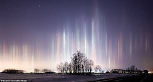 Photographer Captures Rare Phenomenon As Flakes Of Ice Create Illusion Illusions Optical Phenomena Phenomena
