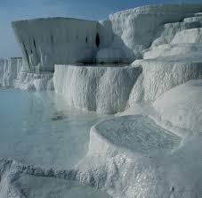 It is a large flowstone formation created by heavily mineralized springs flowing from a hillside. Turkei Die Sinterterrassen In Pamukkale Strahlen Wieder Welt