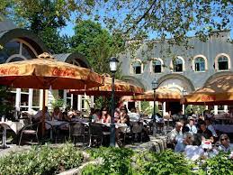 Der biergarten zieht ein recht unterschiedliches publikum an und somit treffen junge leute beim schaulaufen. Bild Biergarten Seehaus Im Englischen Garten Zu Englischer Garten In Munchen
