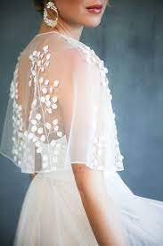 Egal ob verspieltes spitzentop oder schlichtes brauttop, finde den perfekten look für ihre hochzeit! Brautkleid Julie Cape Transparentes Brautcape Aus Feiner Spitze Mit Zarten 3d Bluten Noni