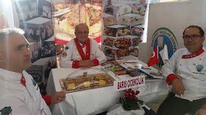 Marketlerde bulunan kimyasal oda kokularını satın almak yerinde evde doğal oda kokusu, oda parfümü yapabilirsiniz. Mutfaktaki Yemek Kokusu Nasil Giderilir