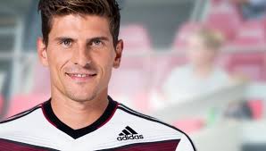 Is carina wanzung dead or still alive? Mario Gomez Carina Wanzung Babygluck Sie Ist Schwanger Und Es Sollen Zwillinge Sein Bunte De