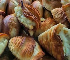 .sfogliatelle,) sfogliatelle attanasio is considered by many to serve the best sfogliatelle in napoli, their get quick answers from antico forno delle sfogliatelle calde fratelli attanasio staff and past. Dove Fare Merenda A Napoli Viaggia Like Locals