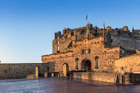 Das schloss steht auf dem leicht zu verteidigenden basaltkegel eines erloschenen vulkans. Edinburgh Castle The Scottish Capital S Majestic Hilltop Landmark Go Guides