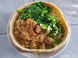 Ada 2 jenis bakso mercon; Unik Mie Ayam Ini Disajikan Dalam Mangkok Yang Dibuat Dari Bakso