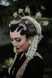 Setting hair by using 4 seni kerajinan dan pariwisata tools 4. Kenali Keistimewaan Makna Paes Riasan Pengantin Wanita Dari Jawa Tengah Bridestory Blog