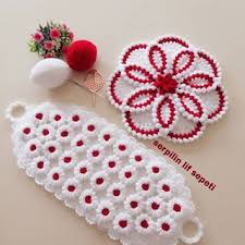 Mutlu Sevgi Dolu Aksamlar Bugun Sizlere Yepyeni Taze Orulmus Kipkirmizi Kombinimi Sunmak Istedim Ba Crochet Designs Weaving Patterns Crochet Mat