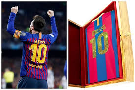 It has an extra loose fit with a ribbed crew neck, dropped shoulders, and wide sleeves. Fc Barcelone Un Maillot De Messi En Cristaux Swarovski