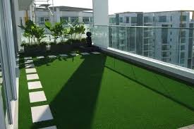 artificial grass on balcony arka bahceler yapay bitkiler suni cim