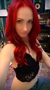 Studio floor pose 😘🎻🎶 Got my color refreshed & loving my dark streaks  💆‍♀️ Meanwhile, listening to a new track we're working