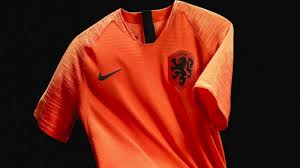 Sinds dit jaar is nike daarvan afgestapt en met succes, zo lijkt. Dutch Soccer Ladies Page 21 The L Chat