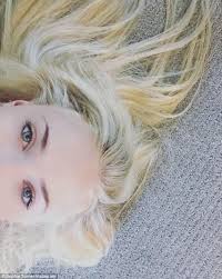Sophie Turner Dyes Her Famous Fiery Locks To A Cool Platinum Blonde Red Blonde Hair Sophie Turner Red Hair No Bleach