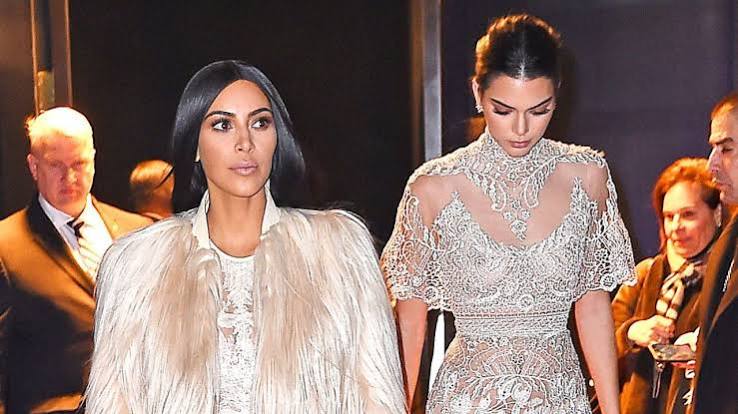 Kim Kardashian and Kendall Jenner's Oceans Eight Appearance - Kim  Kardashian and Kendall Jenner on Set of Oceans Eight | Marie Claire