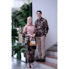Leo dan juga sisca tampak jalan ke arah warung, dan menanyakan apa melihat orang mencurigakan yang datang ke tempat leo saat hari rabu. Real Pic Couple Tunangan 2021 Baju Batik Couple Kemeja Couple Brukat Kondangan Baju Kebaya Couple Batik Couple Terbaru 2021 Kebaya Kondangan Baju Kondangan Couple Setelan