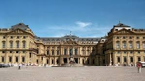 Johann lukas von hildebrandt and maximilian von welsch, representatives of the austrian/south german baroque style, were involved in the construction, as well as robert de cotte and germain boffrand, who were followers of the french style. Stadtportrait Wurzburg Dort Sollte Man Vorbeischauen Mainfranken Franken Br De