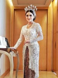 Baju nikah siap di jakel.fill up your details in the form below to send us an enquiry. Kebaya Pernikahan Aurel Hermansyah Berkonsep Tradisional Klasik Dengan Balutan Kristal Swarovski Lifestyle Liputan6 Com