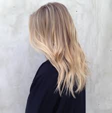 Cheveux Voici La Toute Nouvelle Tendance De Blond Cheveux Couleur Cheveux Tendance Cheveux Blonds Fonces