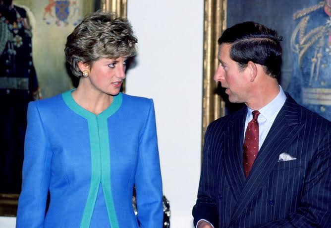 Princess Diana engagement ring and blouse portrait 1981 — the 19-year-old bride-to-be