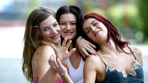 نقد و بررسی گروه Las Ketchup با آهنگ "Aserejé"
