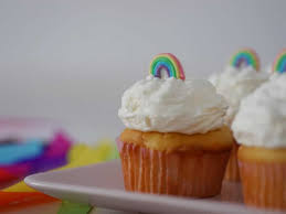· these rainbow cupcakes have layers of rainbow cake topped with magical cloud frosting and beautiful rainbow on top.these are magical! Regenbogen Cupcakes Mit Frosting Minimenschlein De
