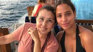 Nilüfer'in kızı ayşe nazlı yumlu kimdir? sorusunun yanıtı merak edildi ayşe nazlı yumlu, 22 temmuz 1999 yılında dünyaya geldi. Nilufer In Kizi Ayse Nazli Koronaviruse Yakalandi Magazin Haberleri