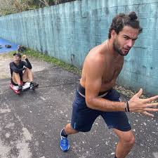 Aussie tennis star ajla tomljanović was spotted in the box of italy's matteo berrettini. Berrettini Ed I Suoi Allenamenti Alternativi Ajla Tomljanovic Trasportata In Giro Per Il Giardino