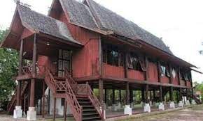 Penjelasan rumah adat di indonesia beserta nama gambar foto dan penjelasannya bahkan ada rumah adat joglo lengkap dan keterangannya. Jual Tiket Pesawat Rumah Adat Betang Home Fashion Rumah Desain Rumah
