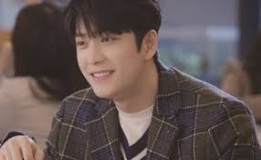 カン・テオ、新ドラマ「ウ・ヨンウ弁護士は天才肌」甘いビジュアルで全員を魅了？爽やかな笑顔のスチールカット公開 - Kstyle