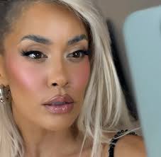 I feel at home when i Glam @sib_vicious 🩵 Brows @byelliebeauty -Browshape  Lashes @themualash -style “Heather” Lash Blush combo @nudestix -Magenta  Magic @patricktabeauty -Just enough powder @rarebeauty -Happy luminous  powder blush Lipliner-