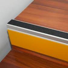 Auch als abschluss an treppen, schwellen und angrenzende fliesen in bad und küche sind sie eine gute. Abschlussprofil Fur Teppichboden Alle Hersteller Aus Architektur Und Design