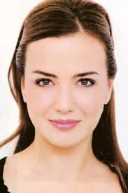 Ankara'dan, i̇stanbul devlet tiyatrosu'na geçiş yapan sanatçı, reklam filmleri, tv dizileri ve bir sinema filminde de rol aldı. Deniz Ugur Kimdir Kac Yasinda Kimdir Wiki Biyografi Sitesi