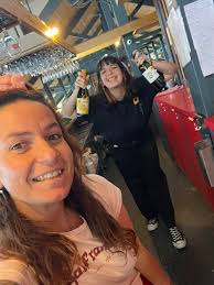 Yo la gang ! Le bar le Sous-bois du ski la Réserve est ouvert ! Juju et  Zozo les nouvelles petites françaises vous attendent pour les apéros après  ski ⛷️ !