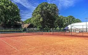 Tout comme le squash, les balles peuvent être jouées après un rebond au sol, sur les murs et grillages qui entourent le terrain. Club De Tennis Paris Country Club