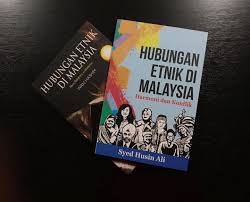 Walaupun mereka menggunakan bahasa penghantar yang berlainan, tetapi sukatan, buku teks, jadual waktu dan peperiksaan diselaraskan secara berpusat. Facebook