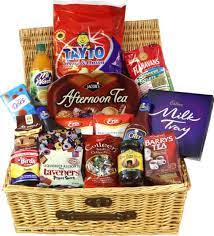 Food Ireland The Traditional Gift Basket 129 99 The Delux Irish Hamper Has A Wide Assortment Of Top Quali Food Gift Baskets Irish Recipes Fundraiser Baskets
