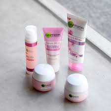 At first glance, it looks like any other gel product, but when spreading the product, you will actually be able to. Review Garnier Sakura White Series Tiffani Kosasih