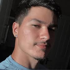 Gols aos 25 anos: Cristiano Ronaldo: 160 gols Lionel Messi: 279 gols  Cristiano Ronaldo agora tem mais gols do que Messi. Aonde é que Messi  estava sentado até Cristiano Ronaldo o ultrapassar ? 👻😅 Aonde