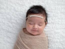 Perkembangan sosial bayi pada usai ini diiringi perkembangan emosi anak yang masih cenderung labil. 5 Tahap Tumbuh Kembang Bayi Usia 0 12 Bulan Kenali Satu Satu