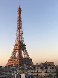 Un appartement avec vue sur la tour eiffel située dans un cadre idyllique. Studio Prive Avec Balcon Splendide Vue Tour Eiffel Wohnungen Zur Miete In Paris Ile De France Frankreich