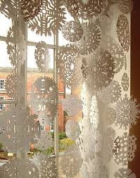 These christmas window decorations can be completely diy and make the perfect craft project when it's too cold to go outside. Easy Diy Christmas Window Decorations Novocom Top